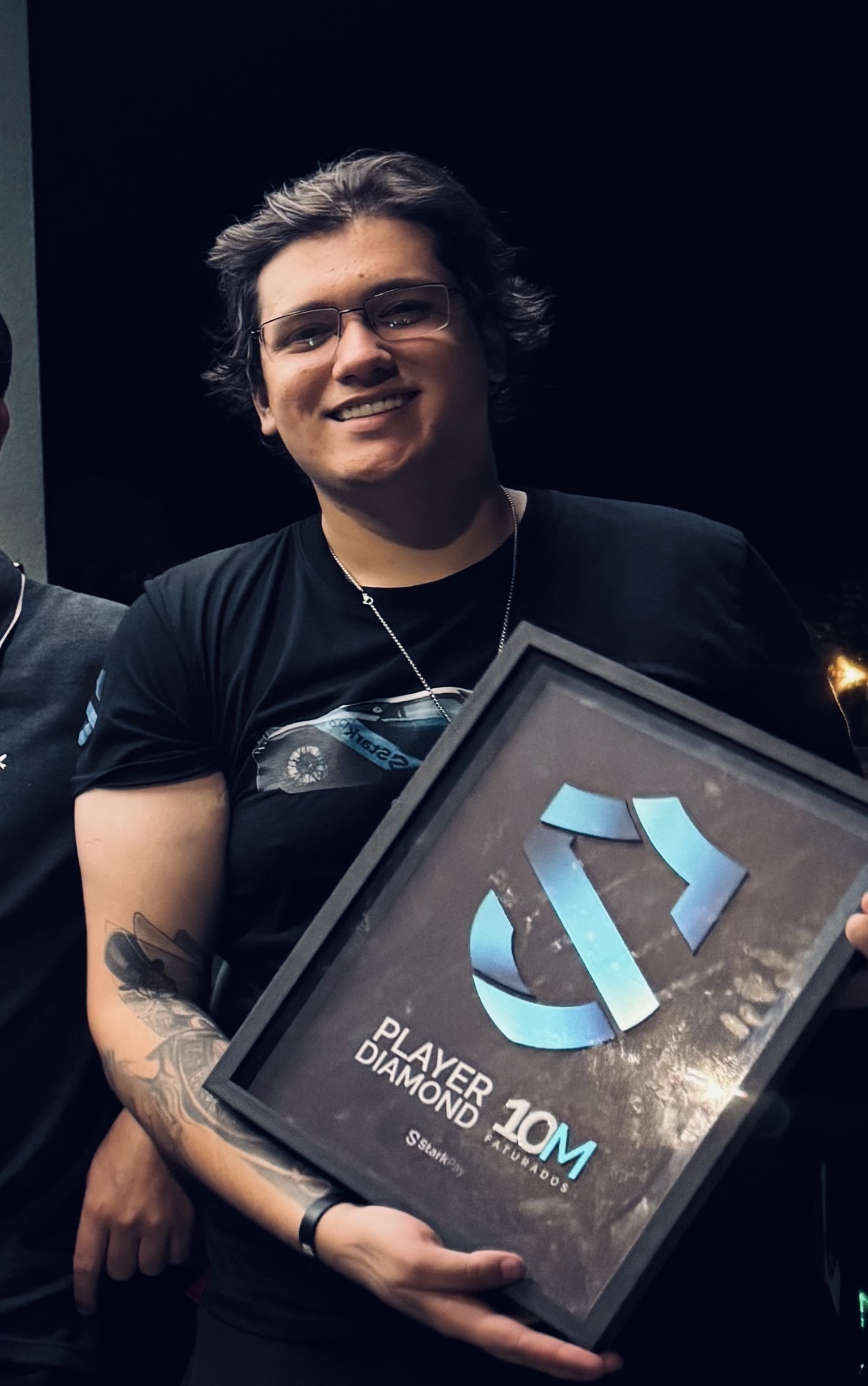Masson segurando a placa Player Diamond de R$ 10 milhões faturados da StarkPay